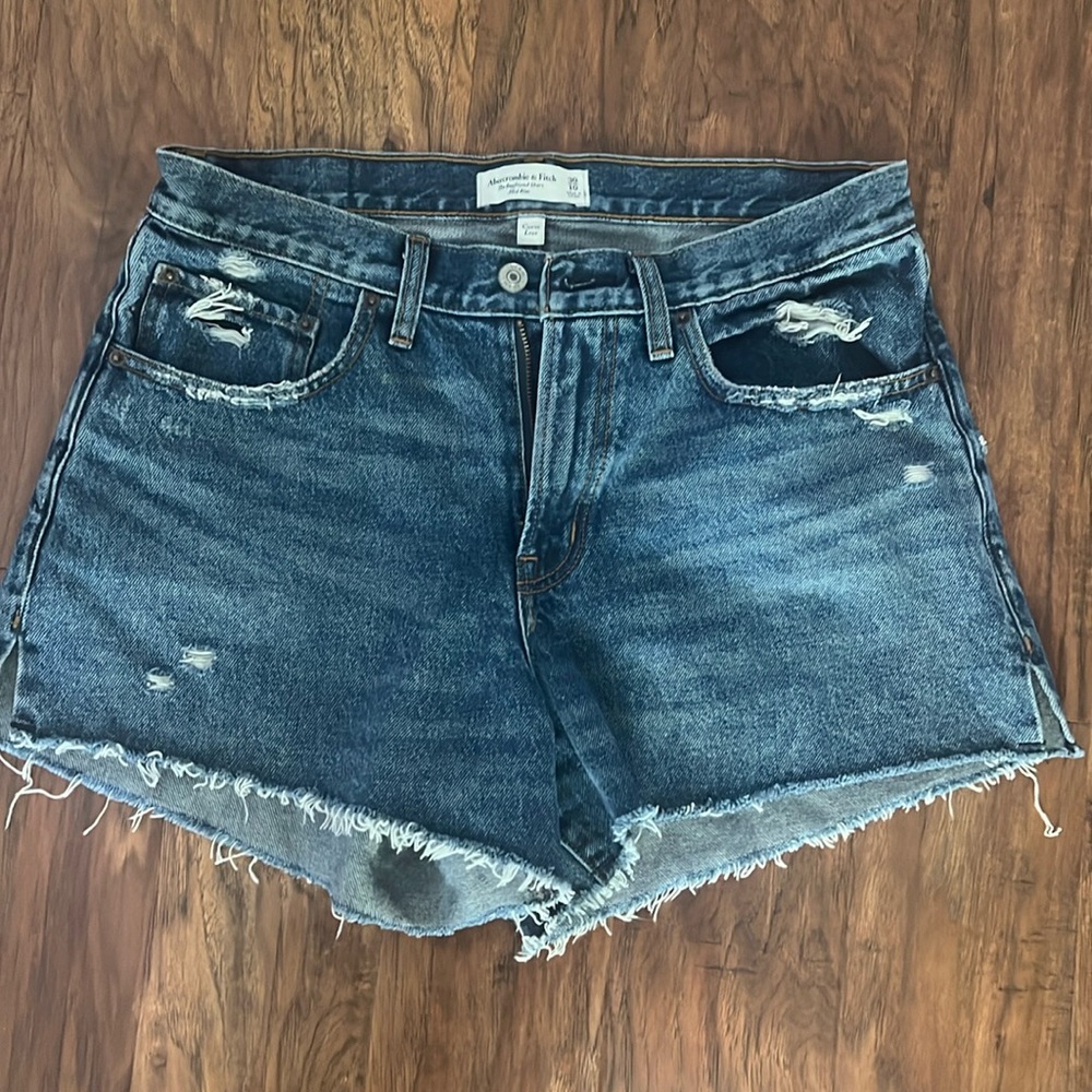 Abercrombie- The Boyfriend short. Mid-rise